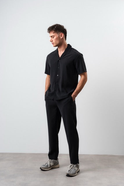 Ensemble Ibiza noir de la marque NO LIMIT, veste et pantalon assortis en tissu léger, porté sur mannequin.