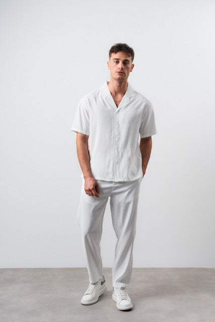 Ensemble Ibiza blanc de la marque NO LIMIT, composé d'un haut et d'un pantalon en tissu léger, porté par un mannequin.