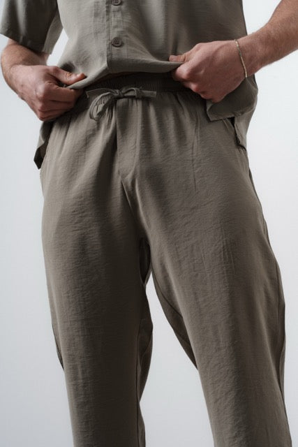 Ensemble Ibiza vert olive de la marque NO LIMIT, costume tendance avec haut et pantalon assortis, vue de l'ensemble porté.
