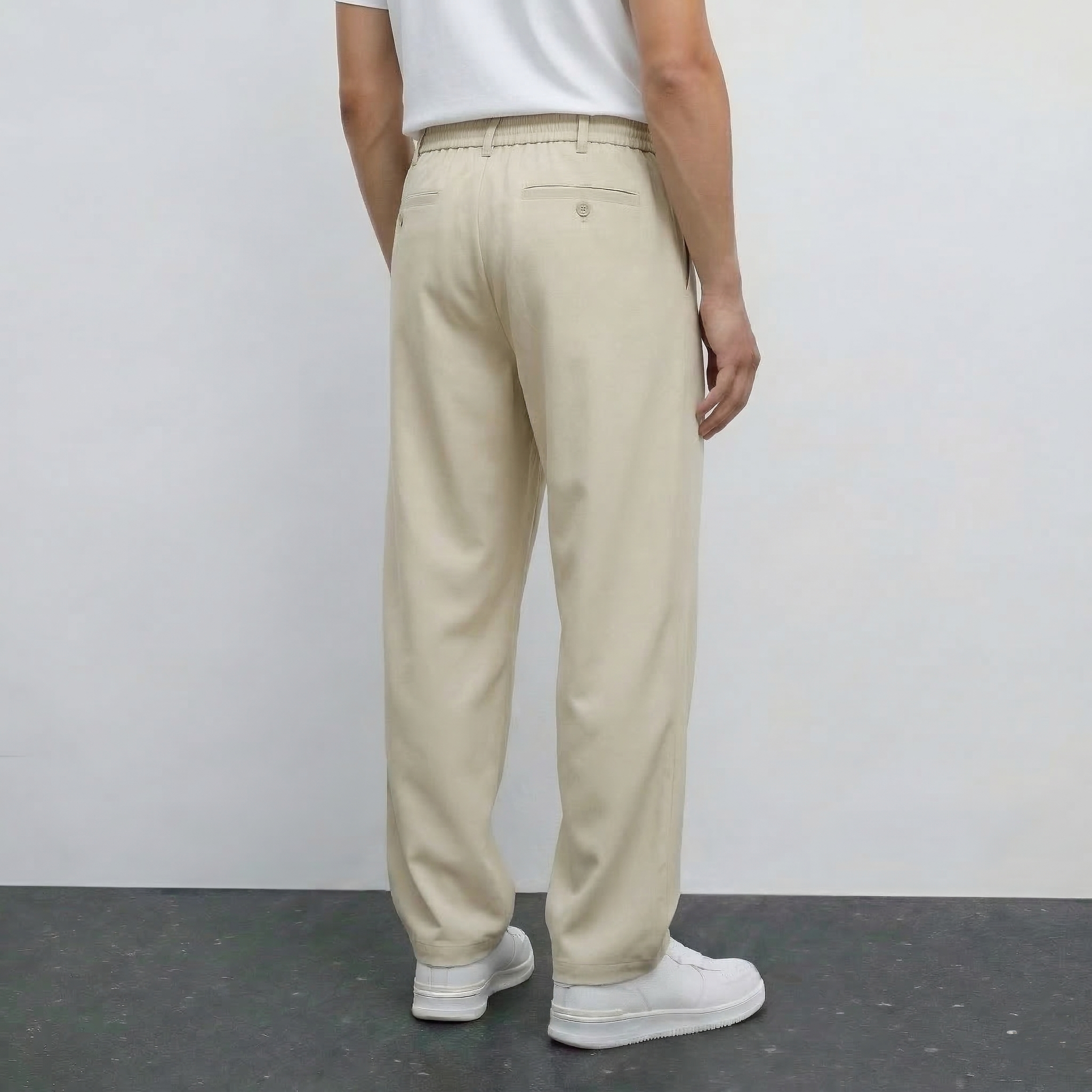 Pantalon beige NO LIMIT pour homme, coupe droite, tissu léger, porté avec une chemise blanche.