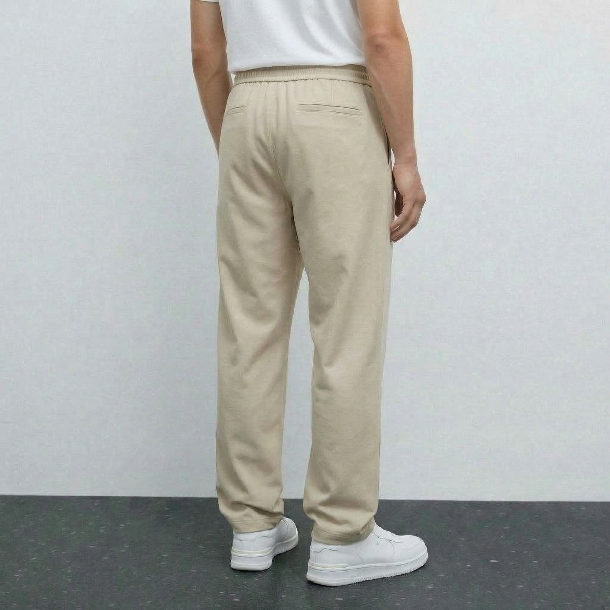 Pantalon beige NO LIMIT, style décontracté, tissu confortable, présenté sur mannequin.