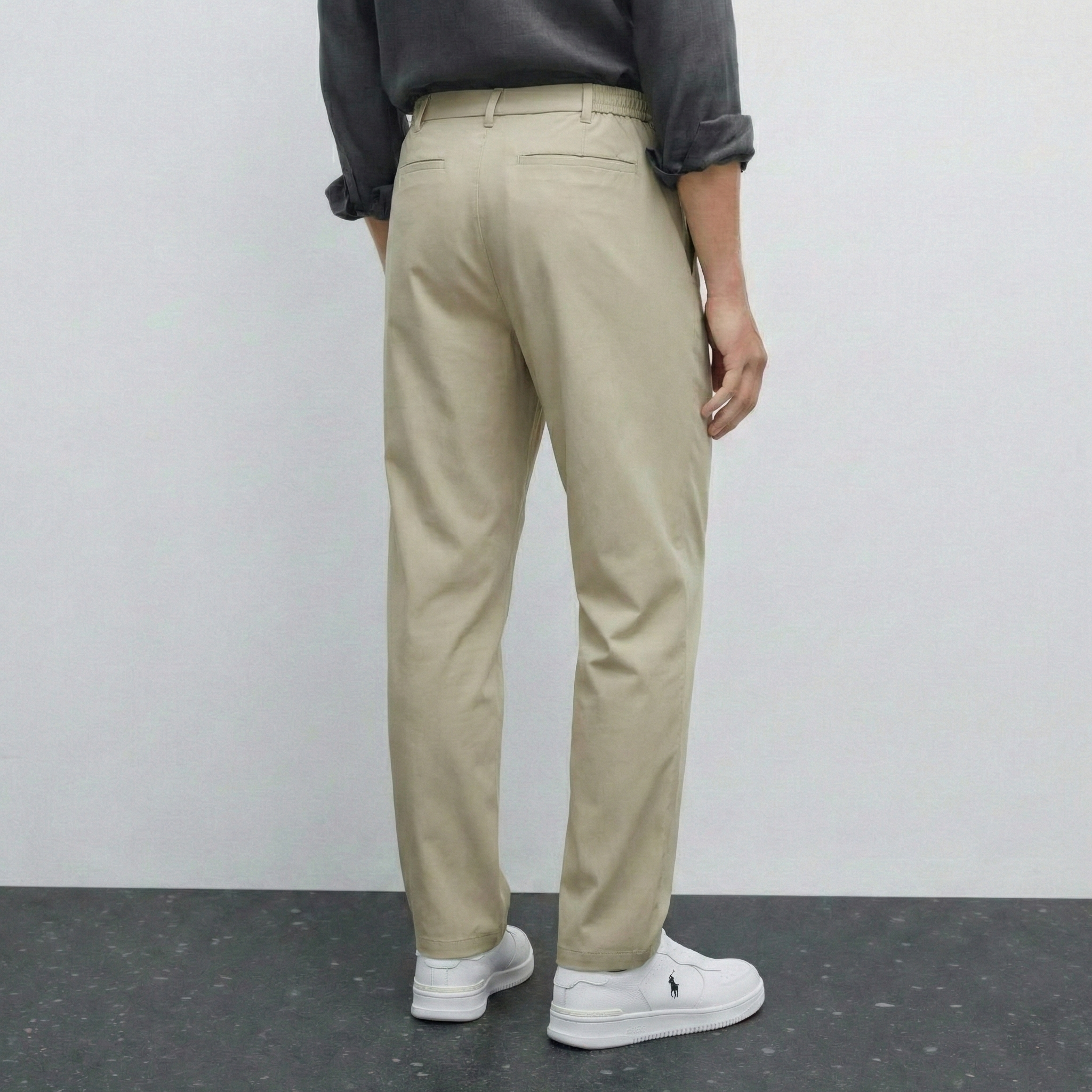 Pantalon beige NO LIMIT, style décontracté, tissu léger, visible avec ceinture et poches, porté décontracté.