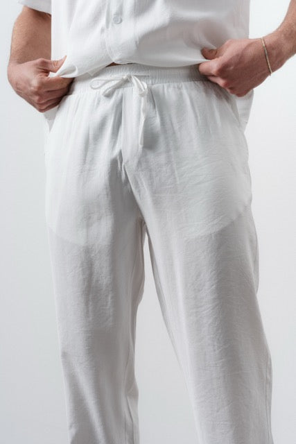Ensemble Ibiza blanc de la marque NO LIMIT, vêtement élégant avec top et pantalon blanc, vue de l'ensemble porté.